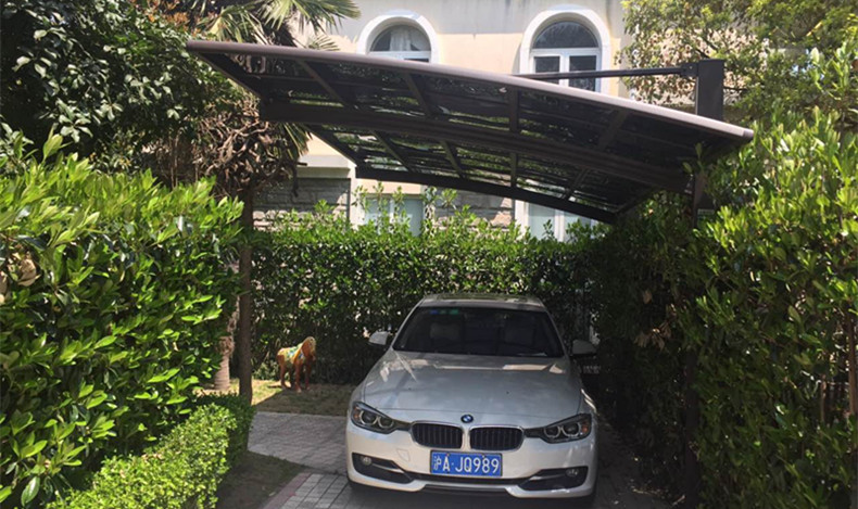 鋁合金車棚的聚碳酸酯板有哪些特點(diǎn)?