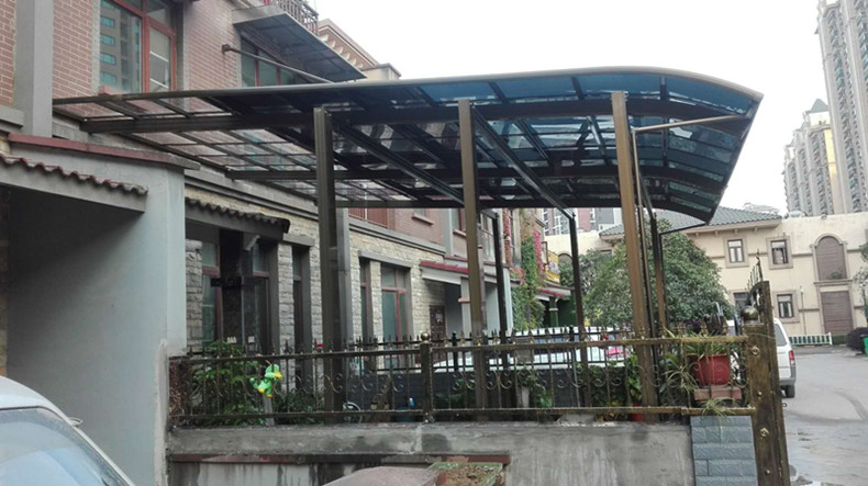 實(shí)用性極強(qiáng)的鋁合金雨棚