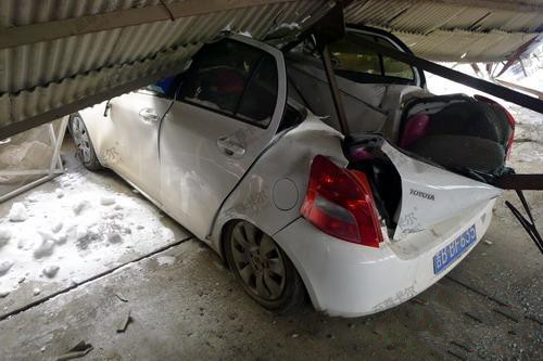 公司小區停車棚坍塌壓壞車輛造成損失，誰來買單？