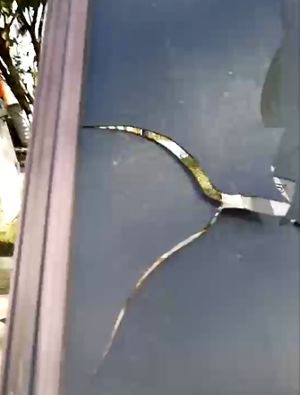 直擊丨因質量原因，至尊卡爾現場拆業主家鋁合金車棚