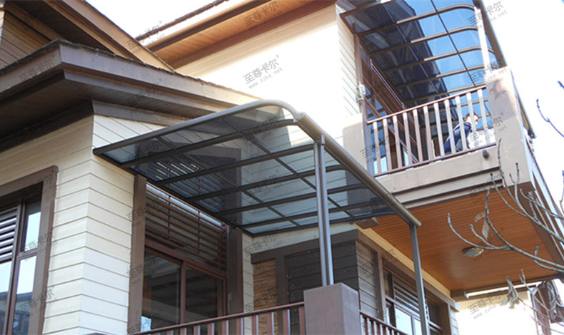 下雨天，屋檐老是滴水，趕緊安裝一個帶自動排水的耐力板雨棚